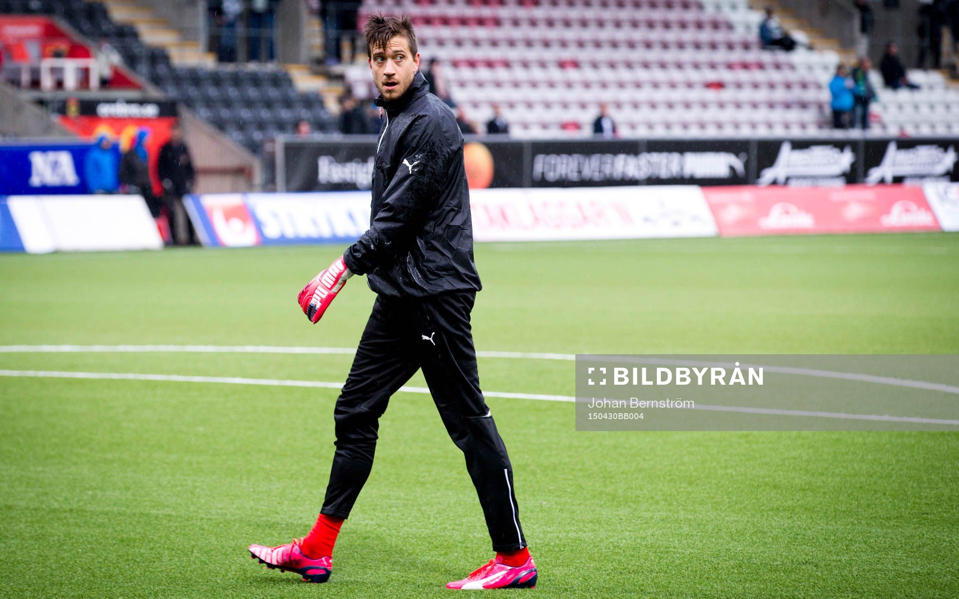 Hammarbys målvakt Tim Markström värmer upp i regnet under fotbollsmatchen i Allsvenskan mellan Örebro SK och Hammarby IF den 30 april 2015 i Örebro.