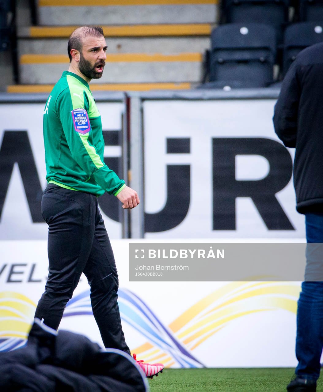 Hammarbys Kennedy Bakircioglu under uppvärmningen under fotbollsmatchen i Allsvenskan mellan Örebro SK och Hammarby IF den 30 april 2015 i Örebro.
