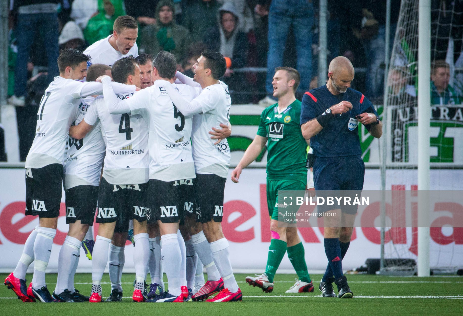 Örebros Patrik Haginge gör 1-0 och jublar med Nordin