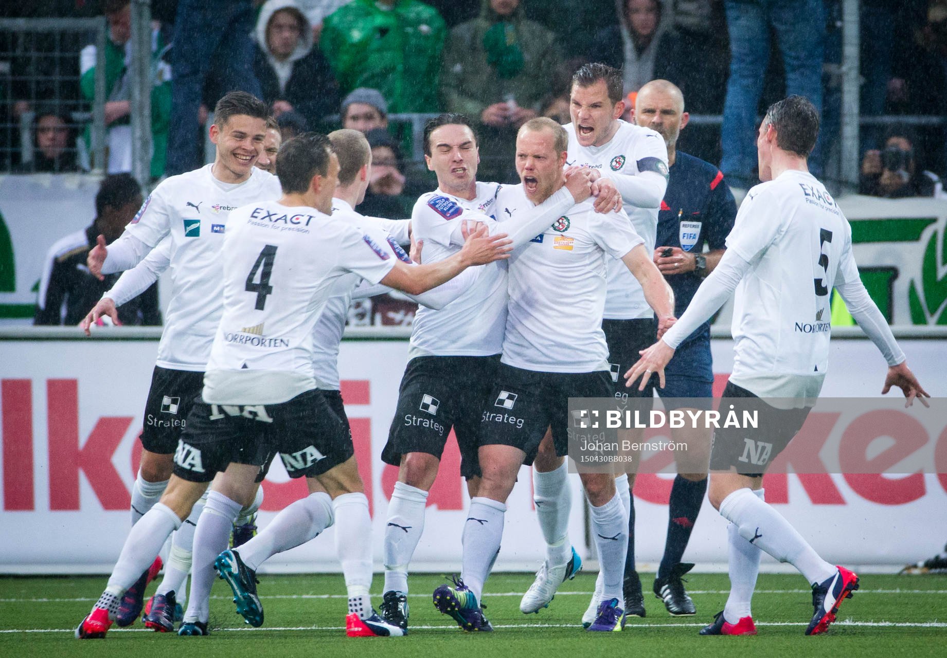 Örebros Patrik Haginge gör 1-0 och jublar med Nordin