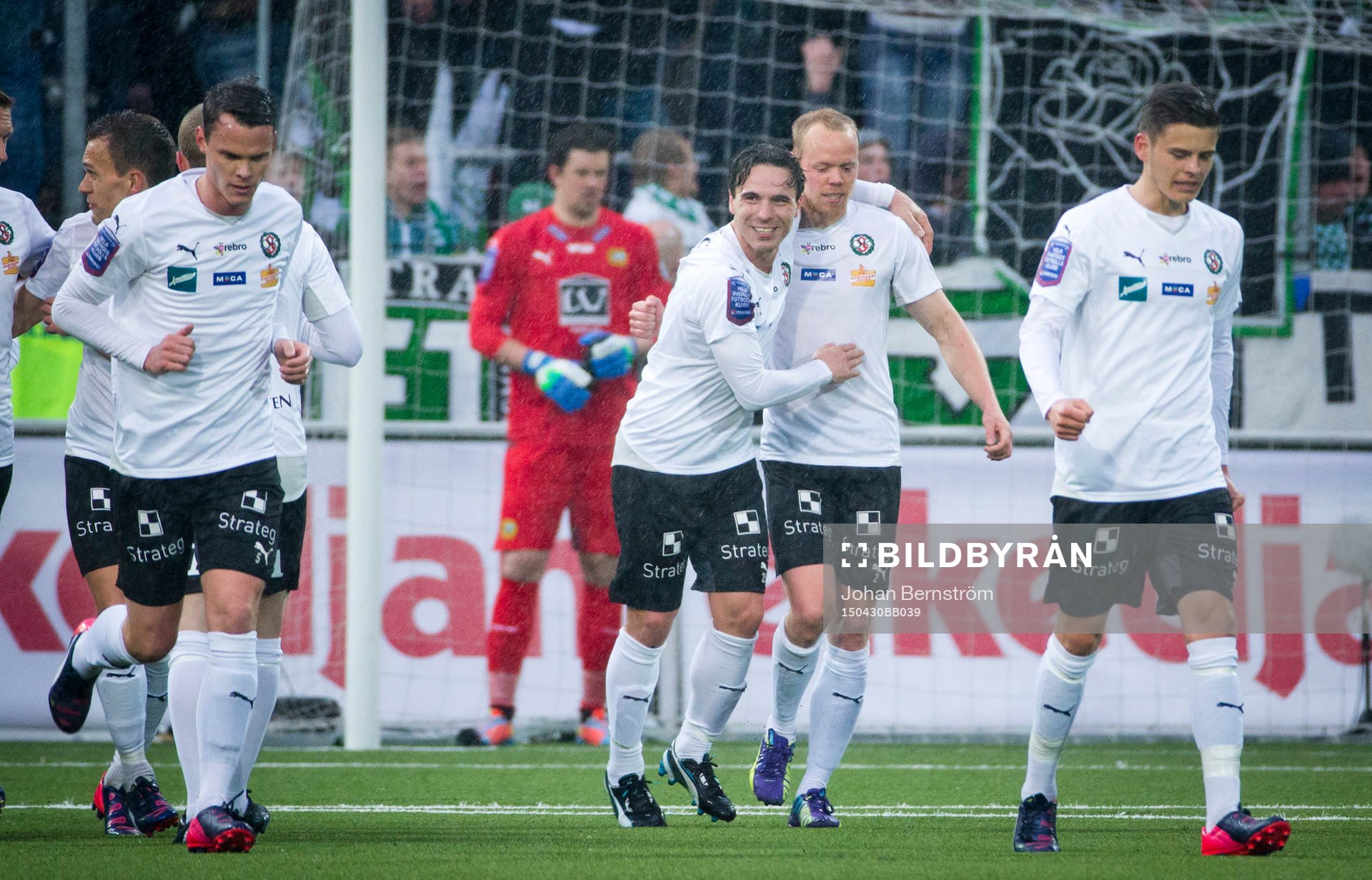 Örebros Patrik Haginge gör 1-0 och jublar med Nordin
