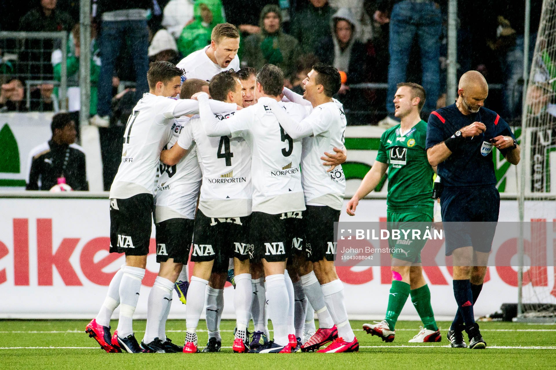 Örebros spelare jublar