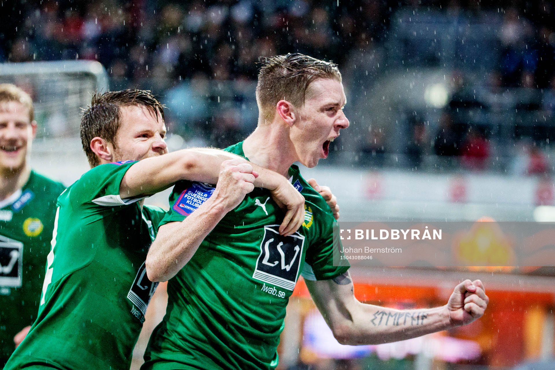 Hammarbys Birkir Már Saevarsson jublar framför klacken