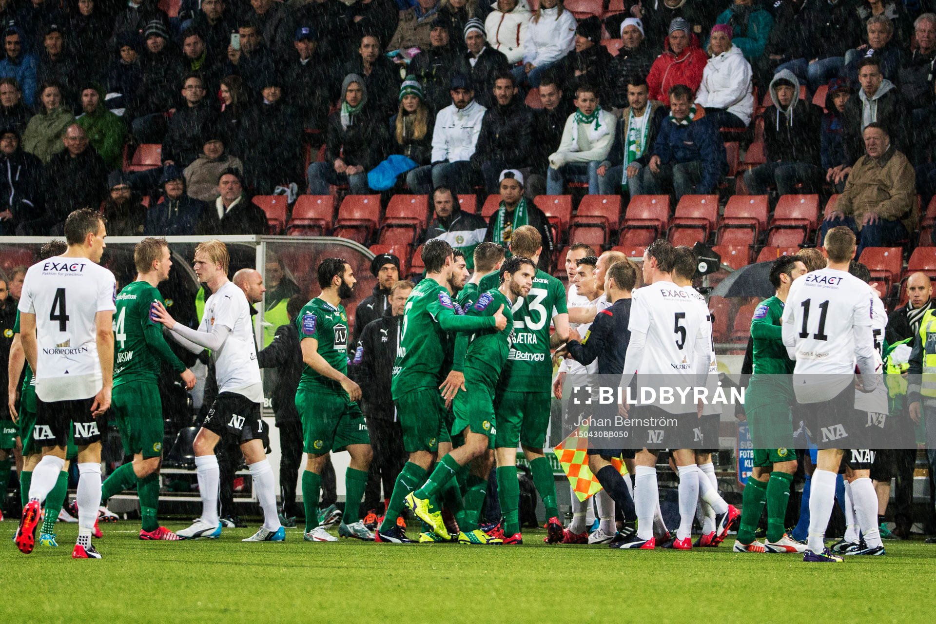 Stökigt mellan lagen i slutet av fotbollsmatchen i