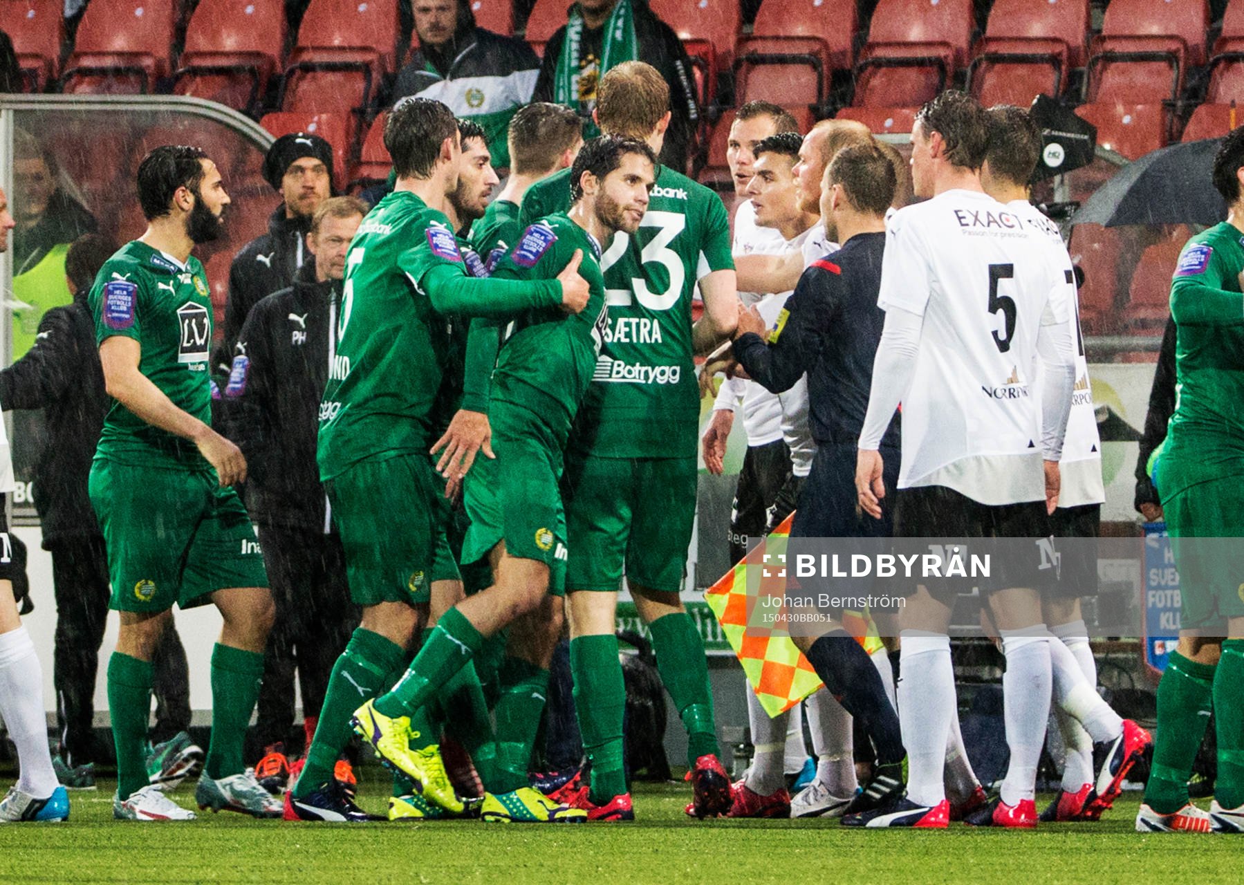Stökigt mellan lagen i slutet av fotbollsmatchen i Allsvenskan mellan Örebro SK och Hammarby IF den 30 april 2015 i Örebro.