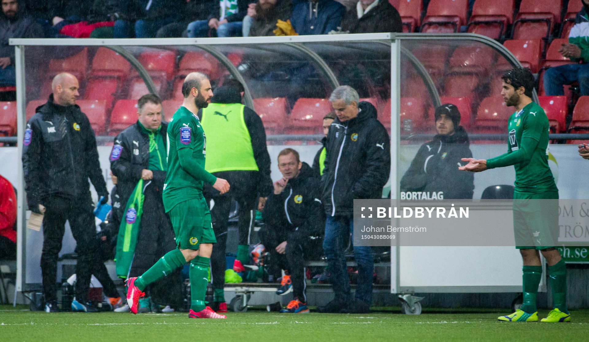 Hammarbys Kennedy Bakircioglu kliver av skadad  framför