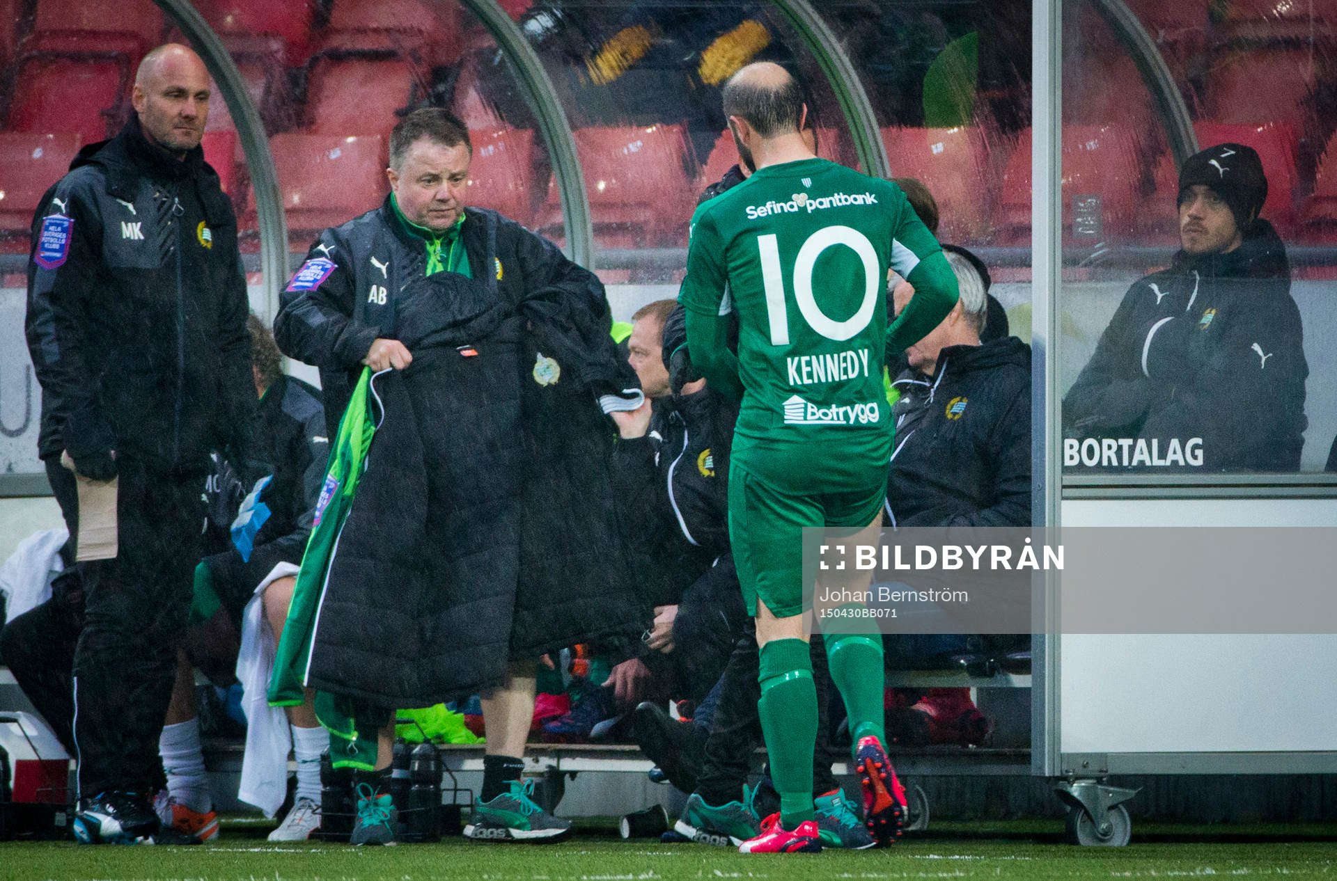 Hammarbys Kennedy Bakircioglu kliver av skadad  framför