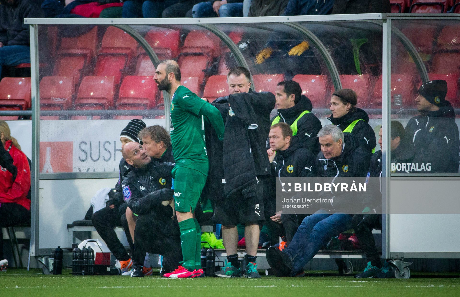 Hammarbys Kennedy Bakircioglu kliver av skadad  framför