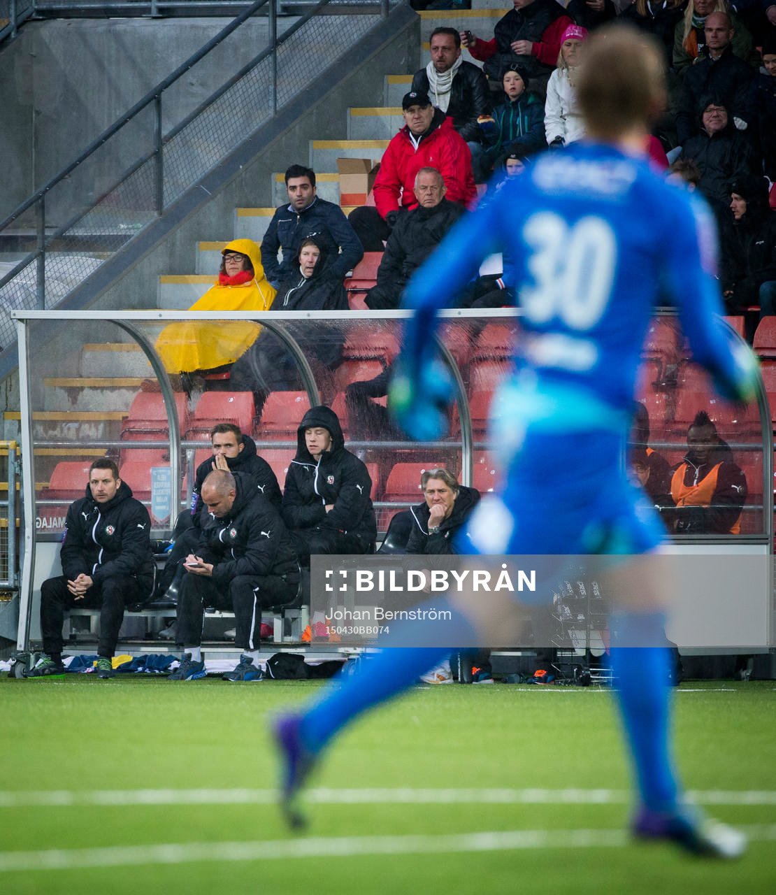 Örebros målvakt Oscar Jansson deppar på bänken och i