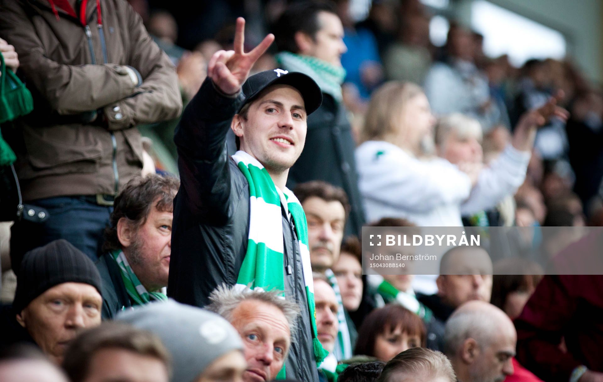 Hammarbys supporter gör peace-tecken