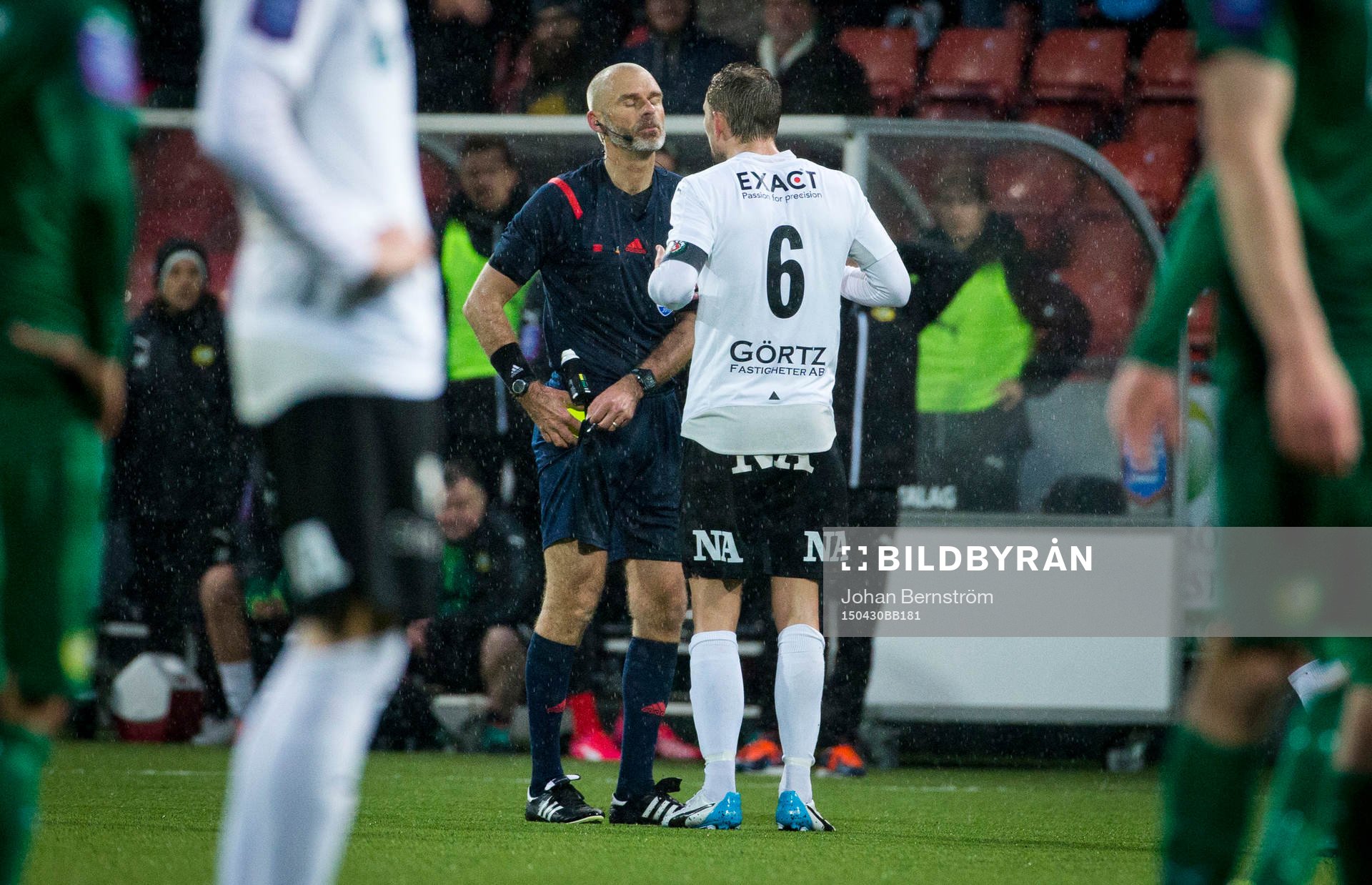 Örebros Robert Åhman Persson får gult kort