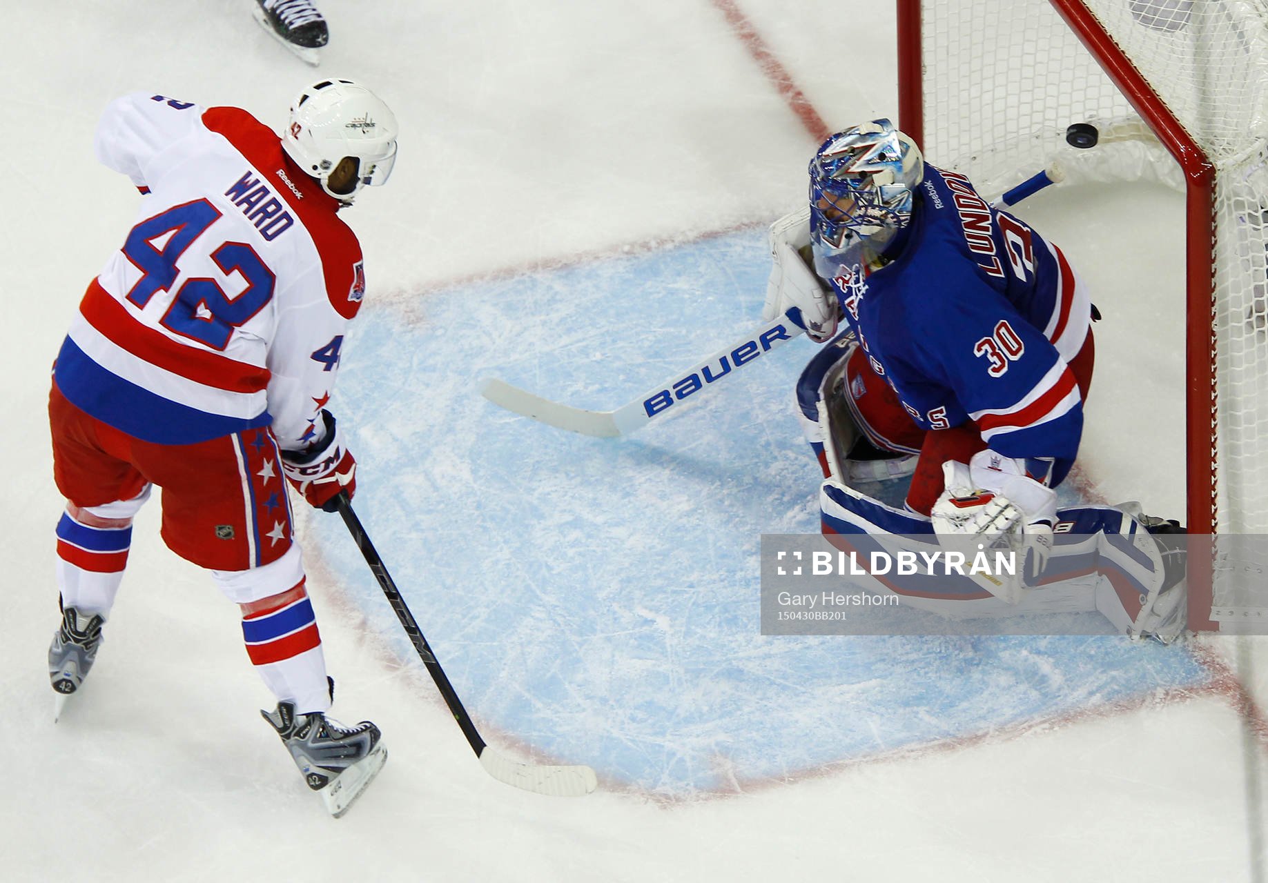 Washington Capitals Joel Ward (L) scores the game winning