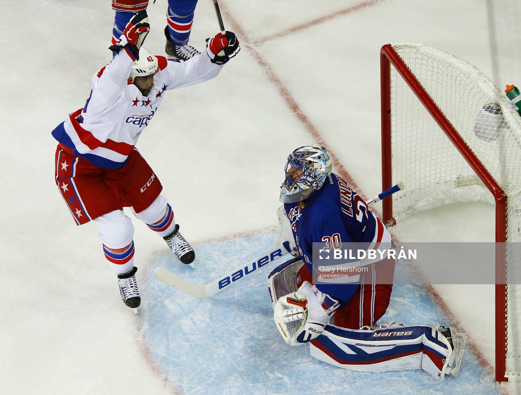 Washington Capitals Joel Ward (L) celebrates scoring the