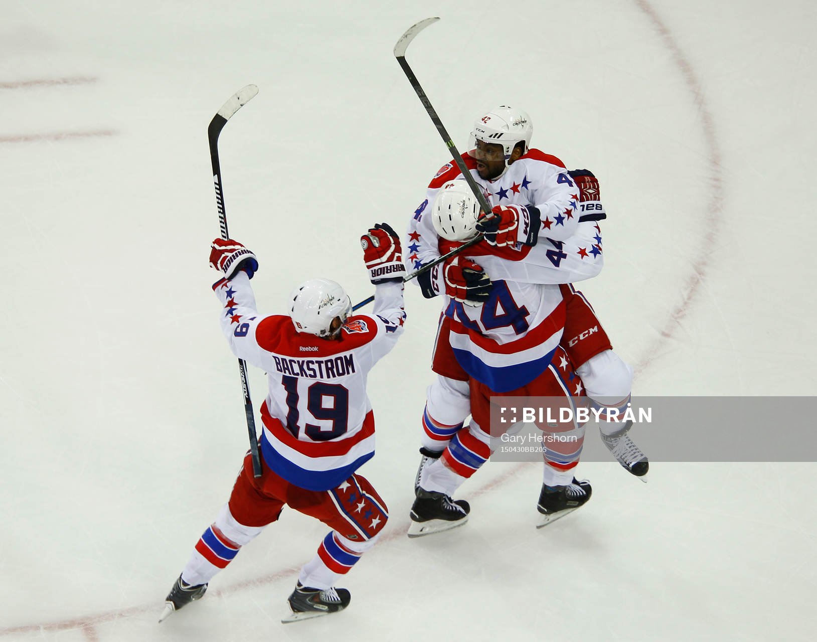 Washington Capitals Joel Ward (R) celebrates with teammates