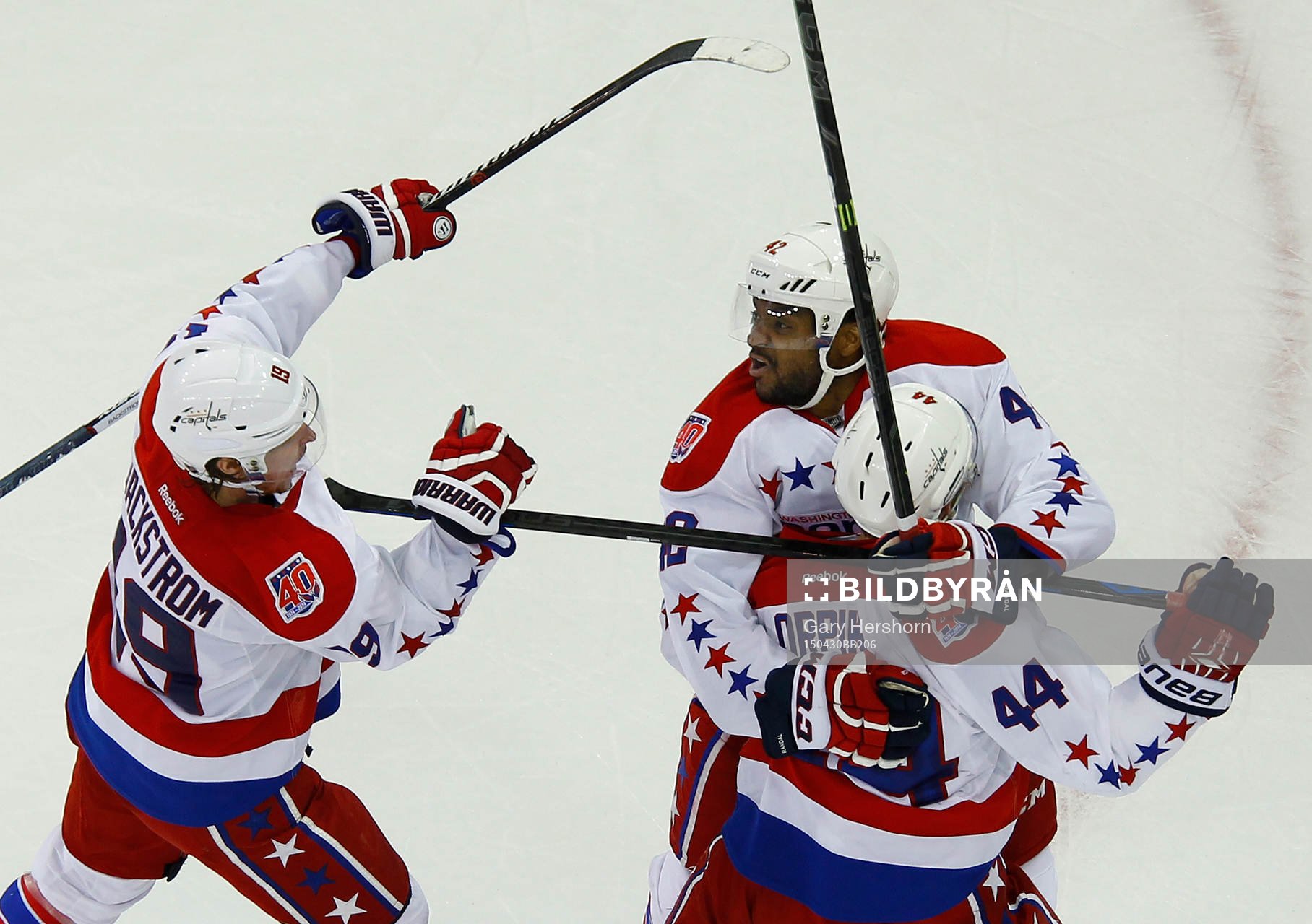 Washington Capitals Joel Ward (R) celebrates with teammates