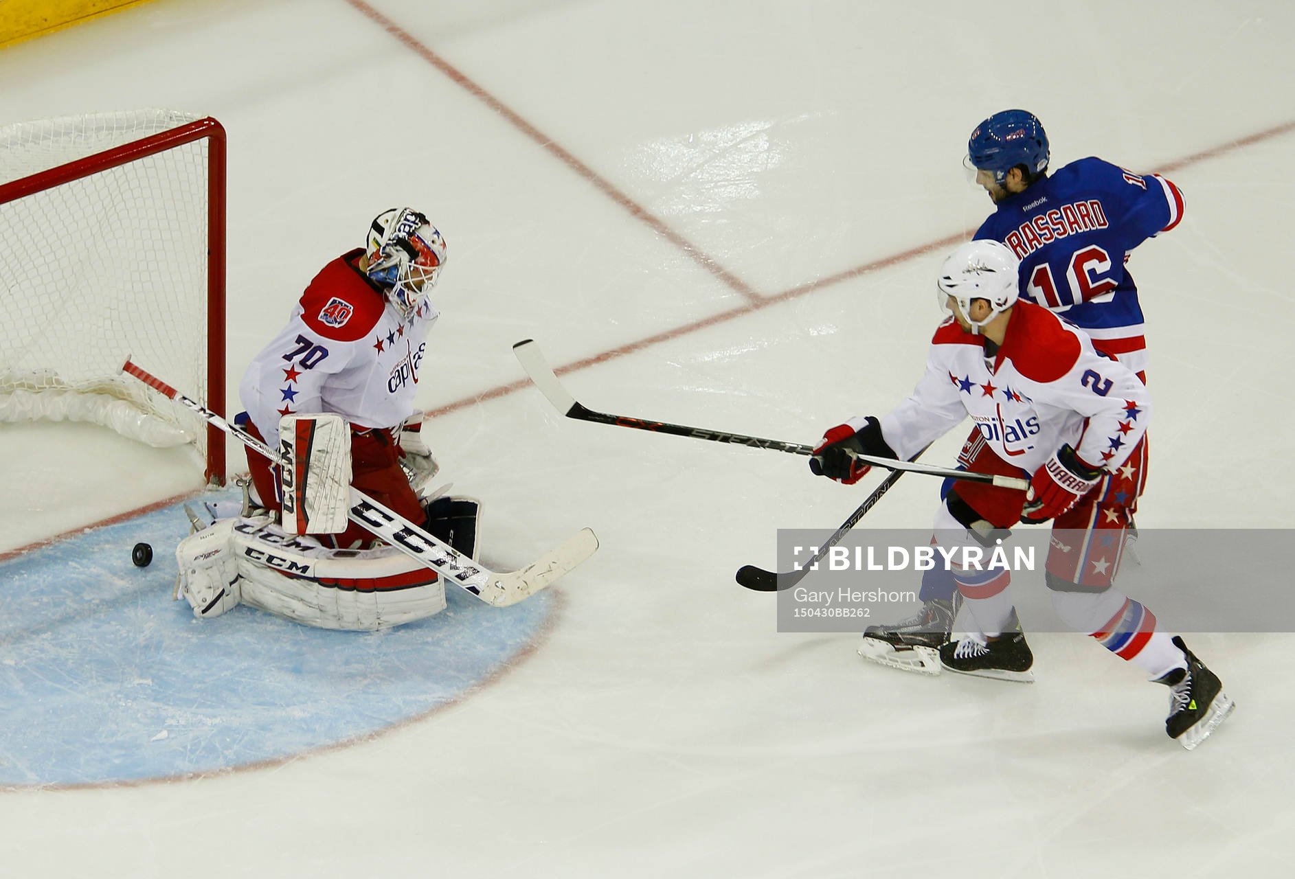 New York Rangers Derick Brassard (R) scores a goal past