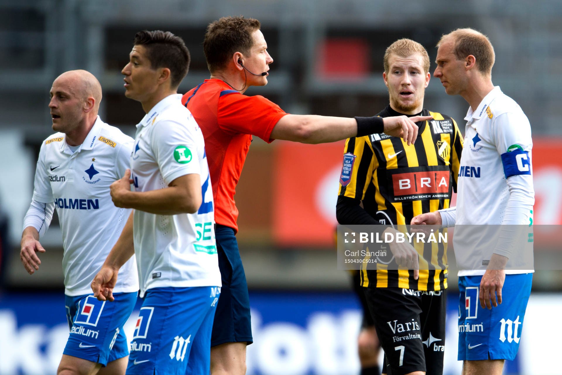 Domare Martin Strömbergsson diskuterar med Norrköpings
