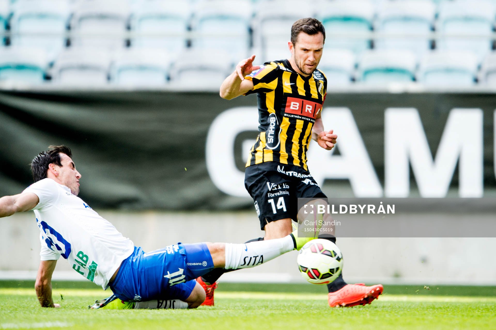 Norrköpings Nikola Tkalcic bryter skott från Häckens Martin Ericsson under en fotbollsmatch i Allsvenskan mellan Häcken och IFK Norrköping den 30 april 2015 i Göteborg.
