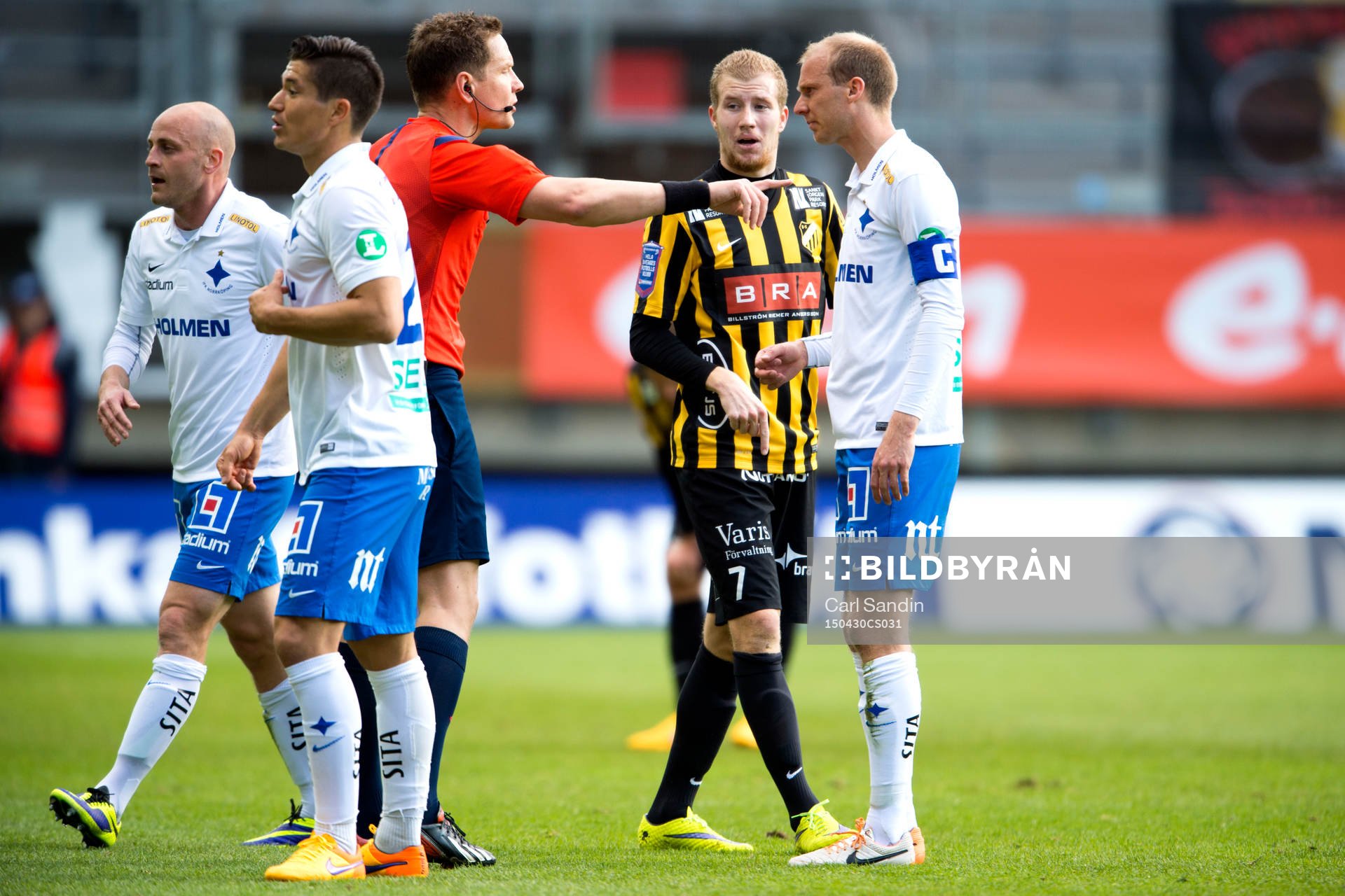 Domare Martin Strömbergsson diskuterar med Norrköpings