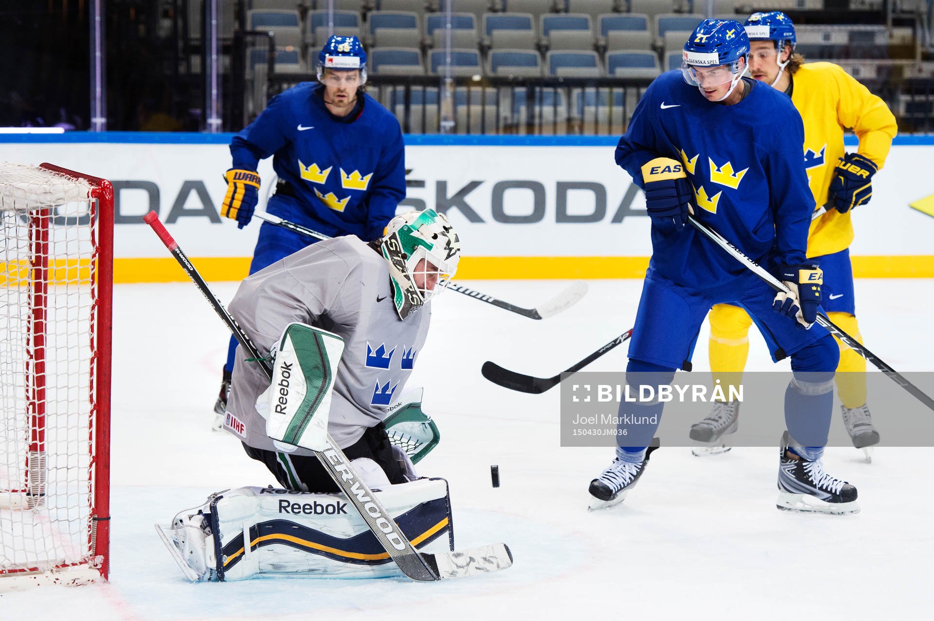 Målvakten Jhonas Enroth motar en puck när Loui Eriksson