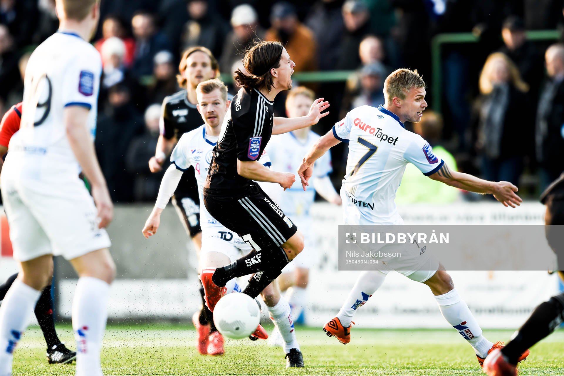 Gefles Robin Nilsson kör över IFK Göteborgs Lasse Vibe