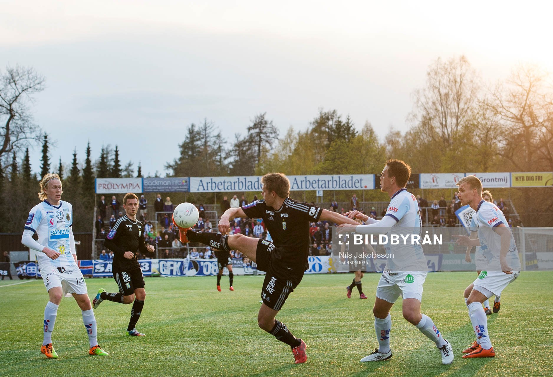 IFK Göteborgs Mikael Boman tar ner bollen och Gefles Jacob