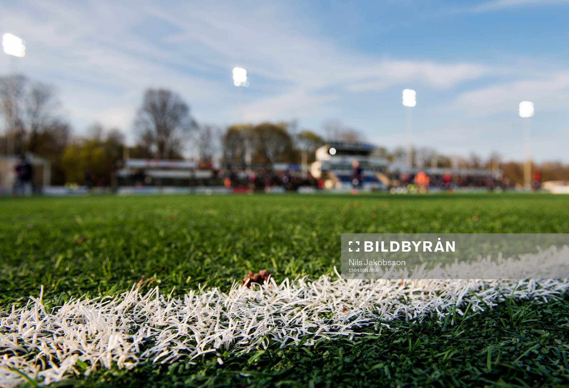 Konstgräs på Strömvallen innan fotbollsmatchen i