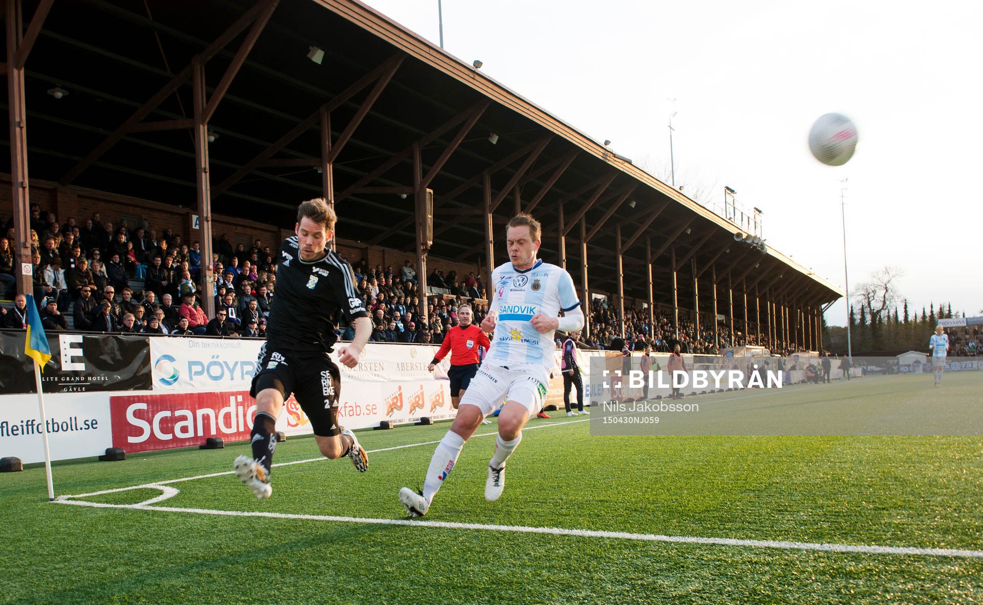 IFK Göteborgs Emil Salomonsson hinner ikapp bollen före