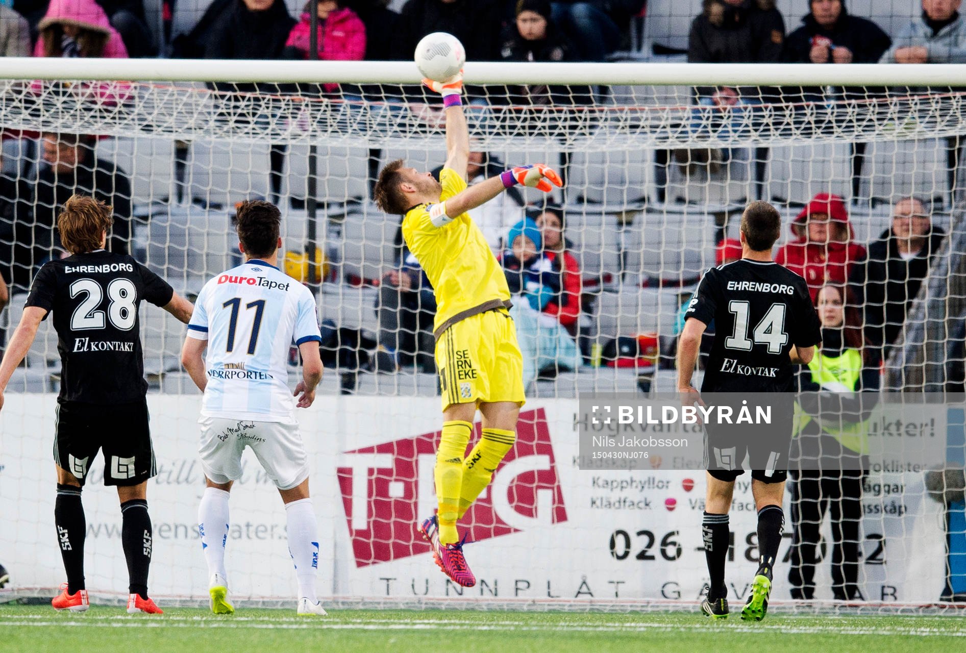 IFK Göteborgs målvakt John Alvbåge gör en räddning