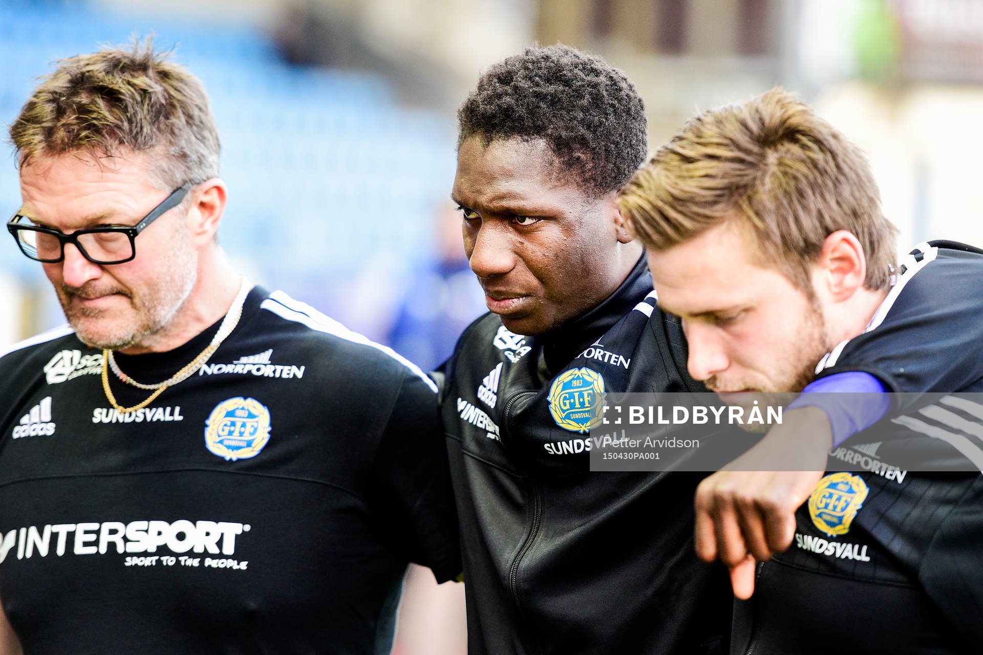 Sundsvalls Peter Wilson får hjälp av planen efter skada under uppvärmning före fotbollsmatchen i Allsvenskan mellan Helsingborg och GIF Sundsvall den 30 april 2015 i Helsingborg.