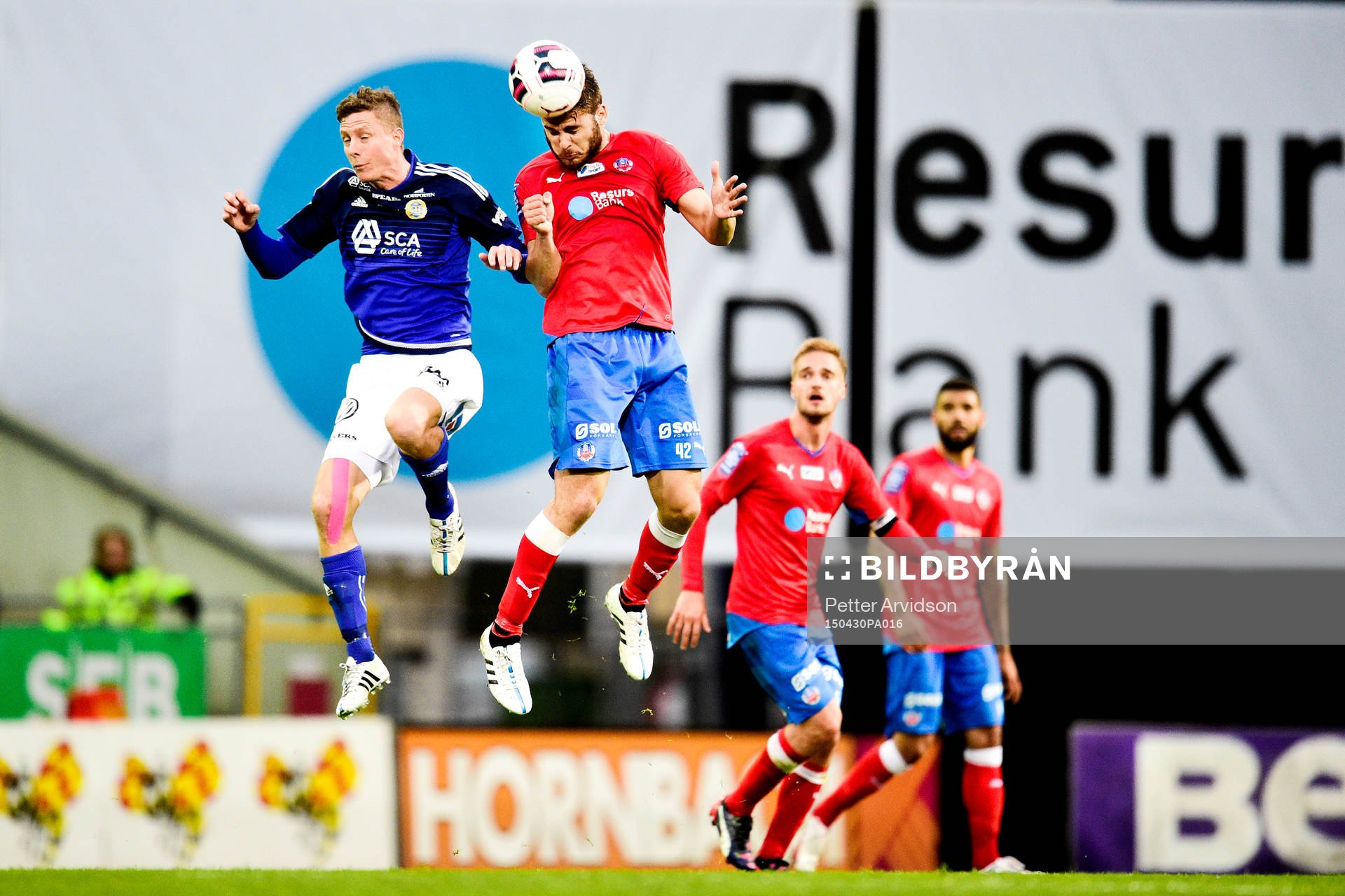 Sundsvalls Johan Eklund och Helsingborgs Astrit Ajdarevic i en nickduell under fotbollsmatchen i Allsvenskan mellan Helsingborg och GIF Sundsvall den 30 april 2015 i Helsingborg.