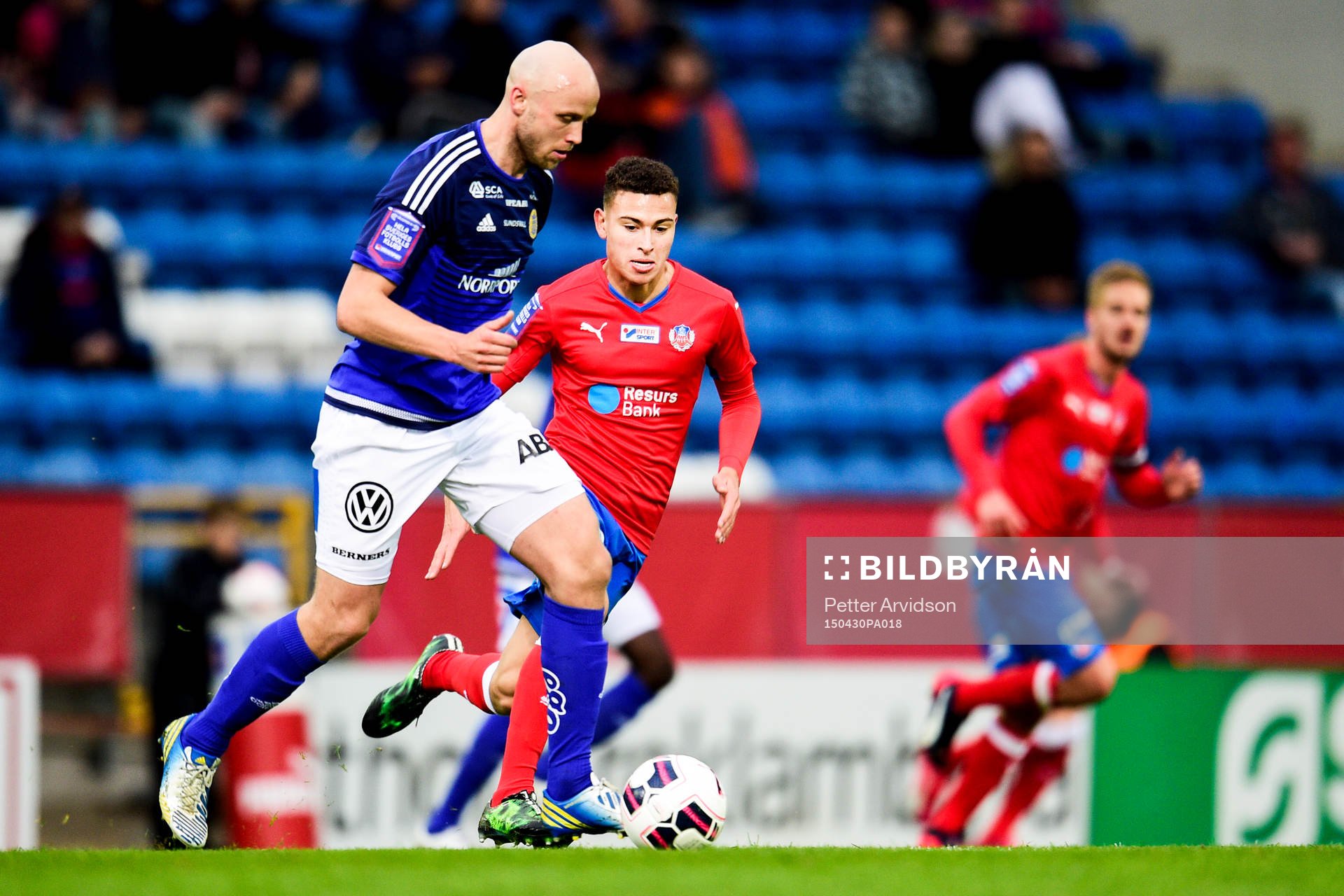 Helsingborgs Jordan Larsson jagar Sundsvalls Stefan Ålander under fotbollsmatchen i Allsvenskan mellan Helsingborg och GIF Sundsvall den 30 april 2015 i Helsingborg.