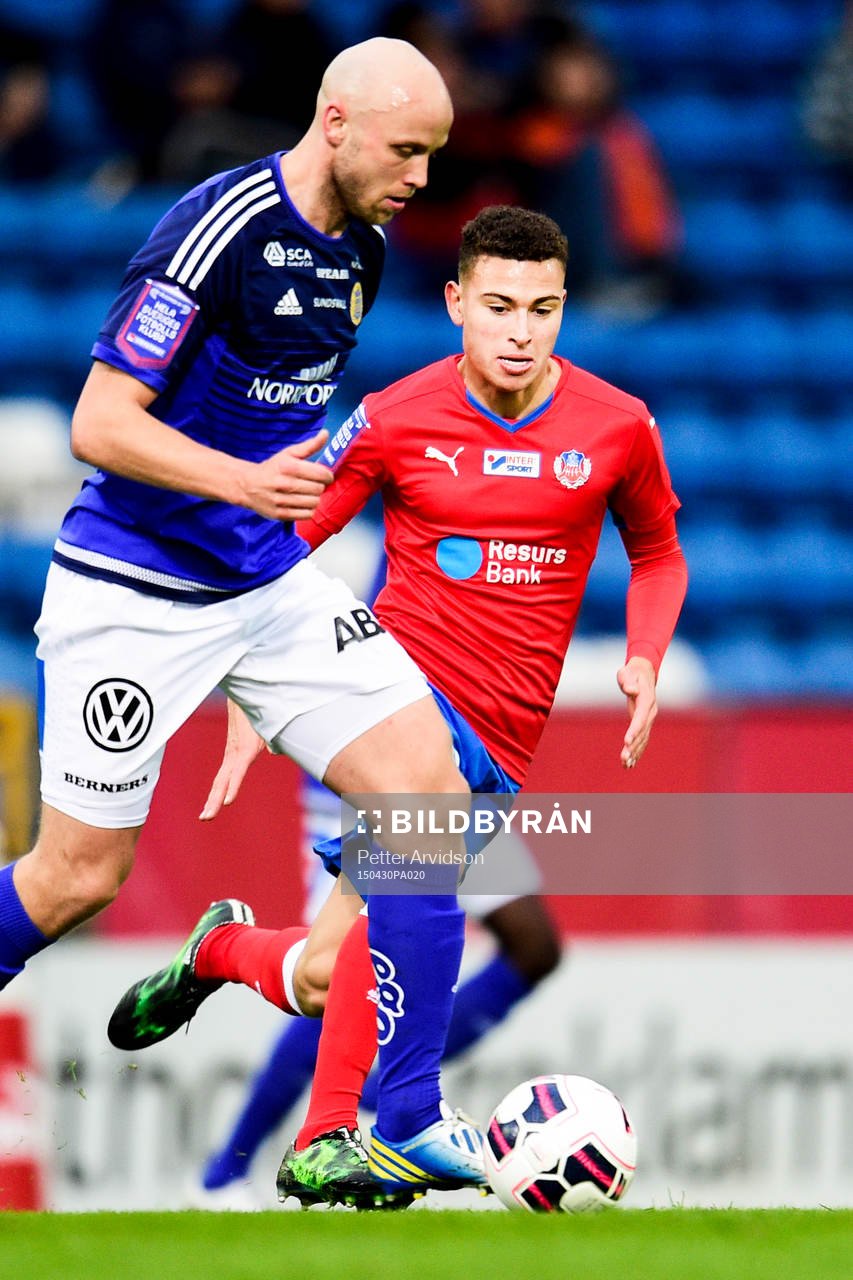 Helsingborgs Jordan Larsson jagar Sundsvalls Stefan Ålander