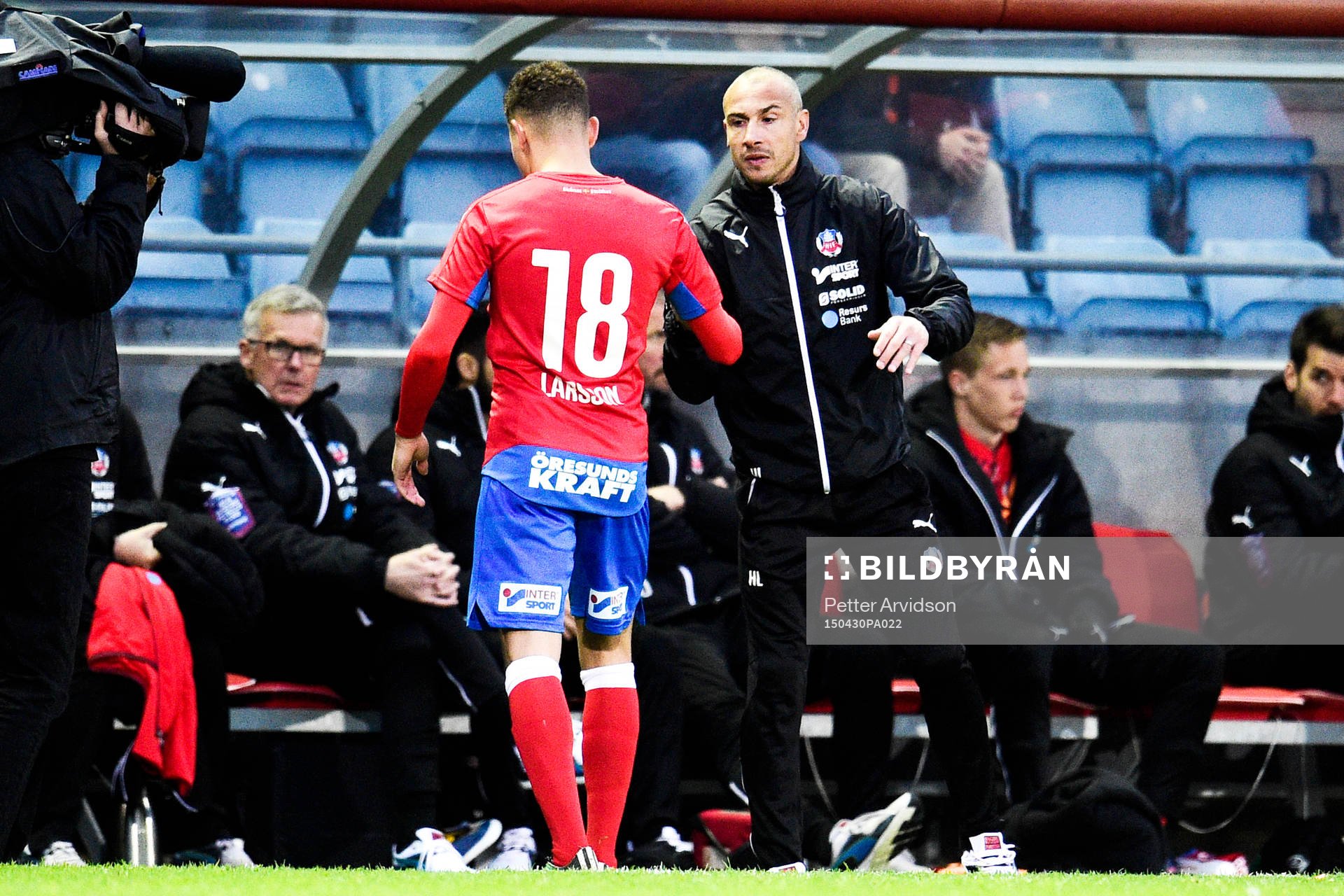 Helsingborgs Jordan Larsson blir utbytt och tackas utav sin