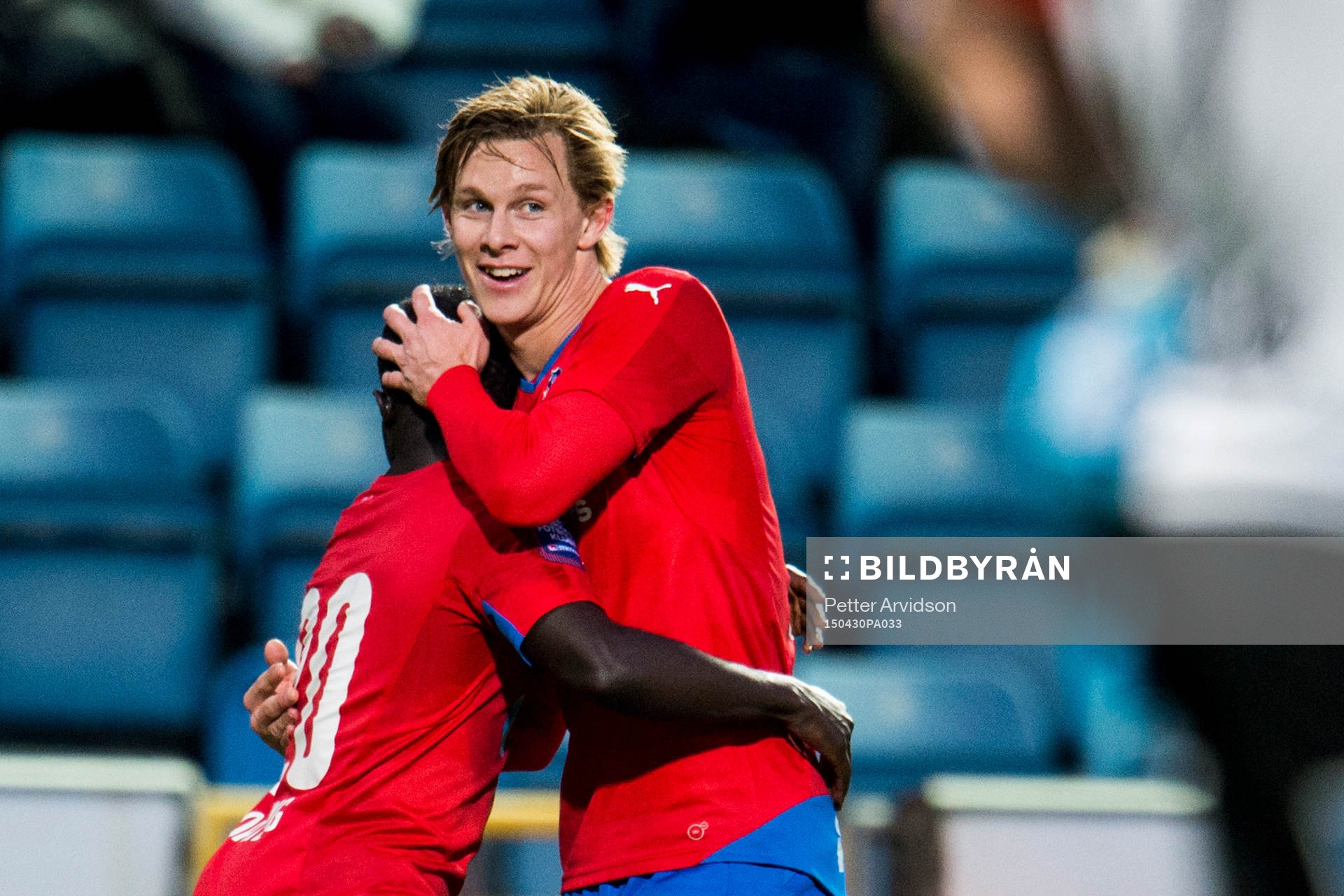 Helsingborgs Emmanuel Boateng kramas om av Emil Krafth