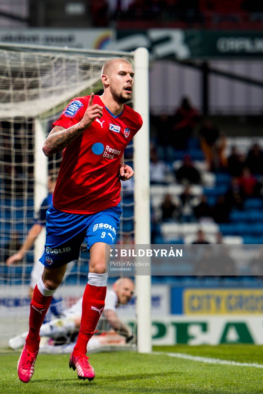 Helsingborgs Robin Simovic jublar