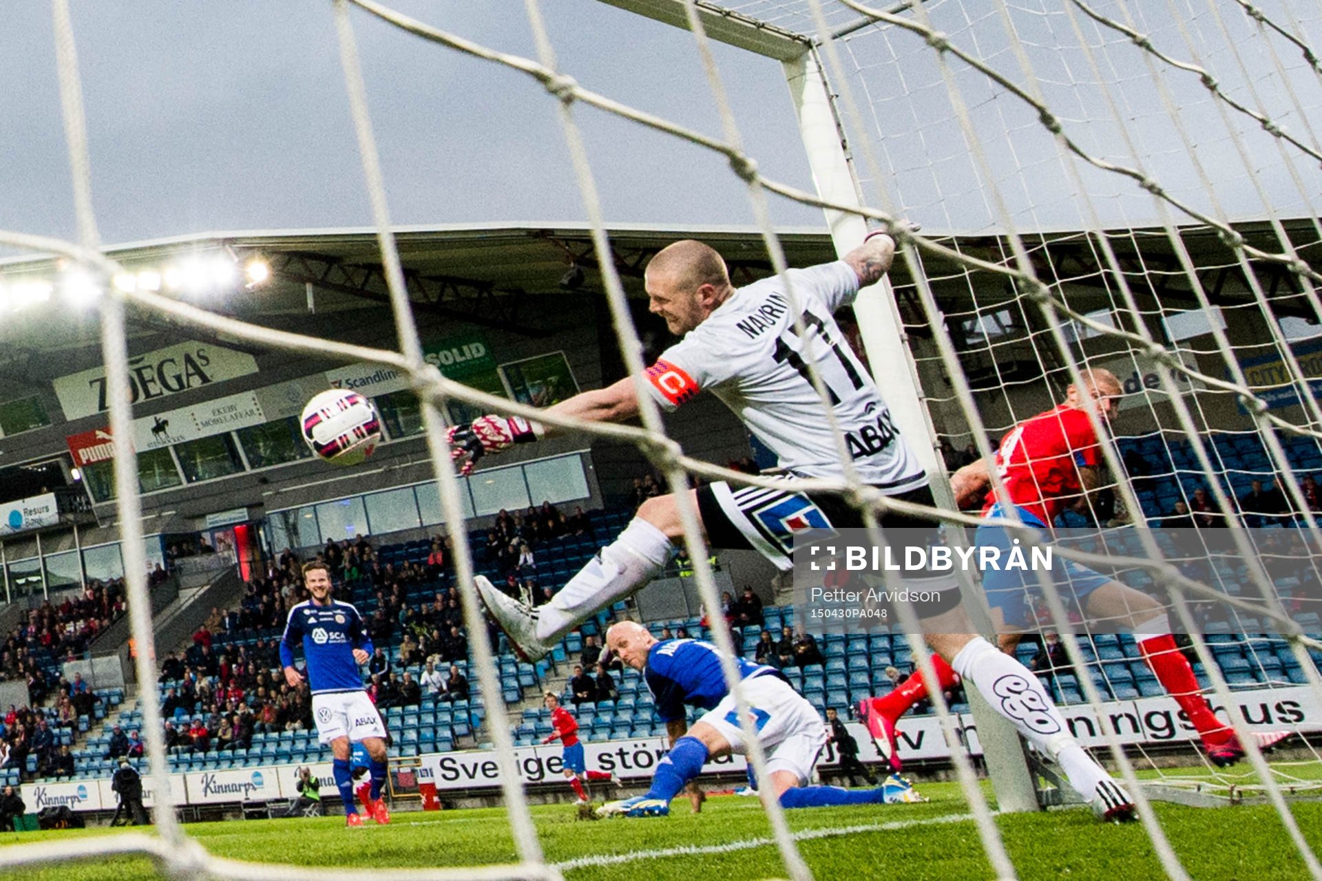 Helsingborgs Robin Simovic nickar in 1-0 bakom Sundsvalls