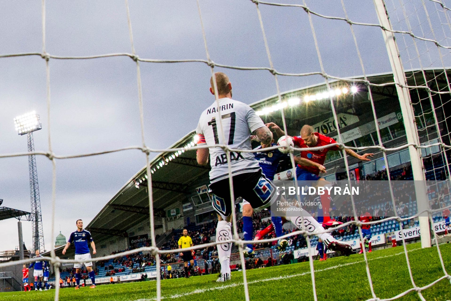 Helsingborgs Robin Simovic nickar in 1-0 bakom Sundsvalls
