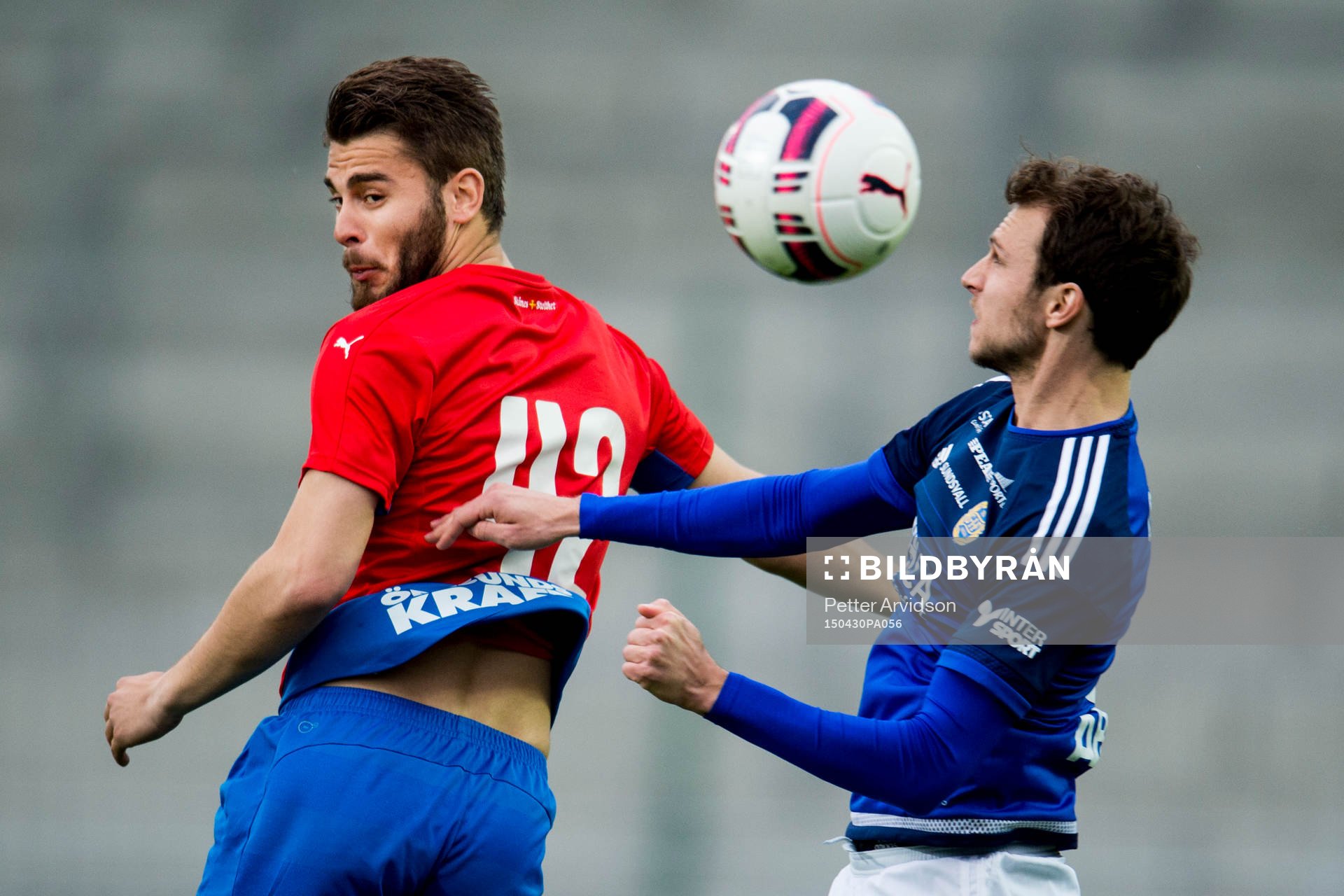 Helsingborgs Astrit Ajdarevic i nickduell med Sundsvalls Rúnar Már Sigurjónsson under fotbollsmatchen i Allsvenskan mellan Helsingborg och GIF Sundsvall den 30 april 2015 i Helsingborg.