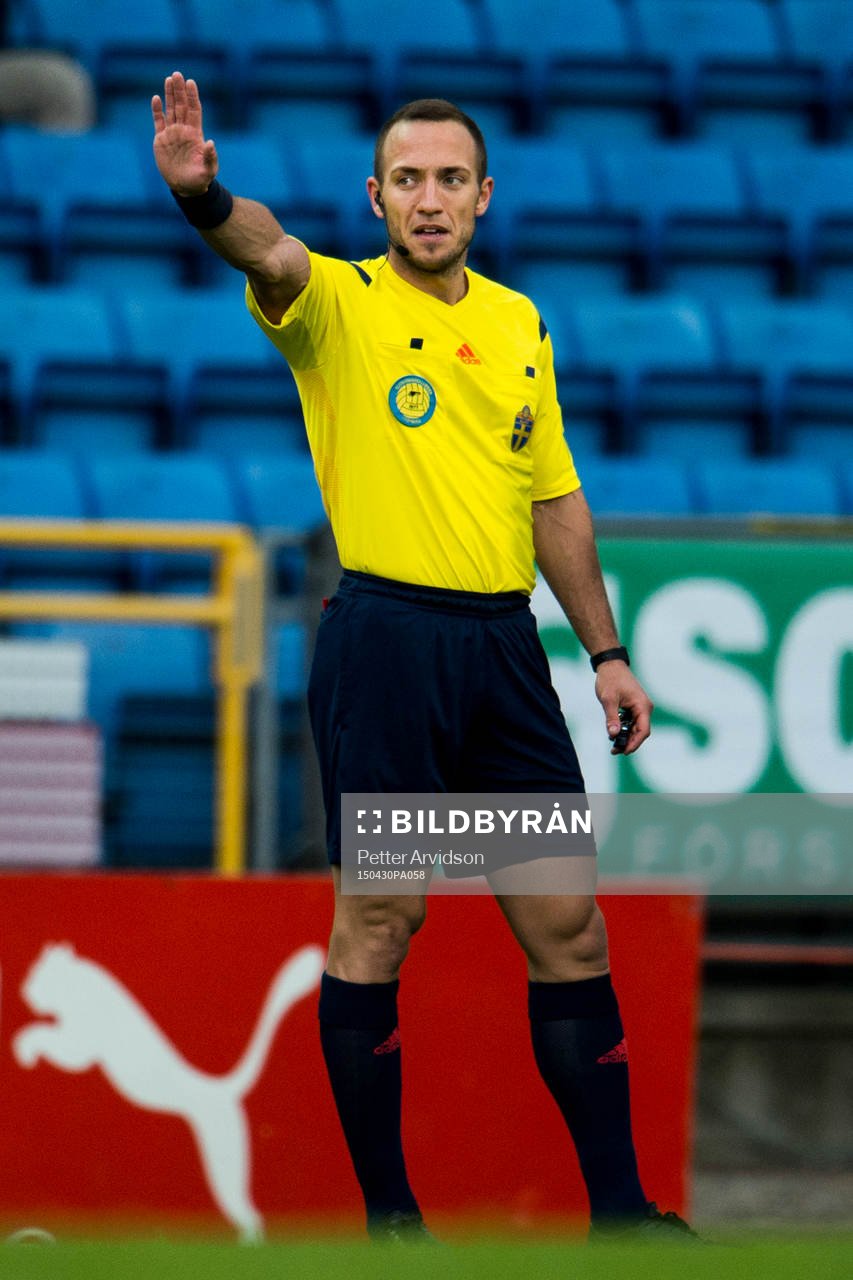 Domare Kaspar Sjöberg under fotbollsmatchen i Allsvenskan mellan Helsingborg och GIF Sundsvall den 30 april 2015 i Helsingborg.