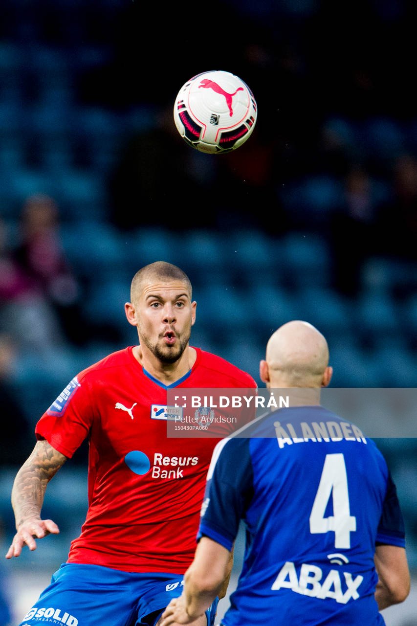 Helsingborgs Robin Simovic och Sundsvalls Stefan Ålander