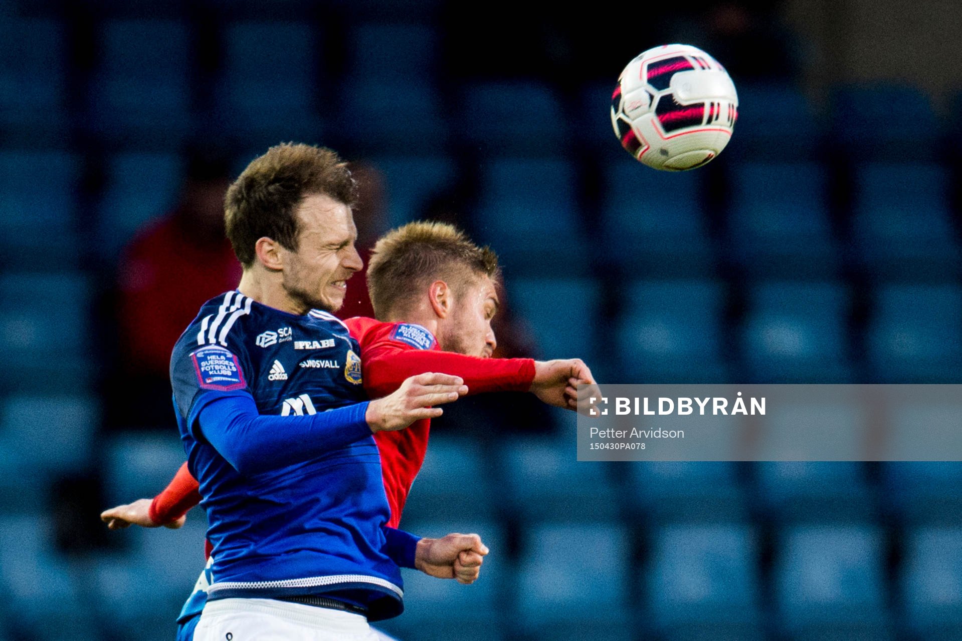 Sundsvalls Lars Gerson i nickduell med Helsingborgs Johan Mårtensson under fotbollsmatchen i Allsvenskan mellan Helsingborg och GIF Sundsvall den 30 april 2015 i Helsingborg.