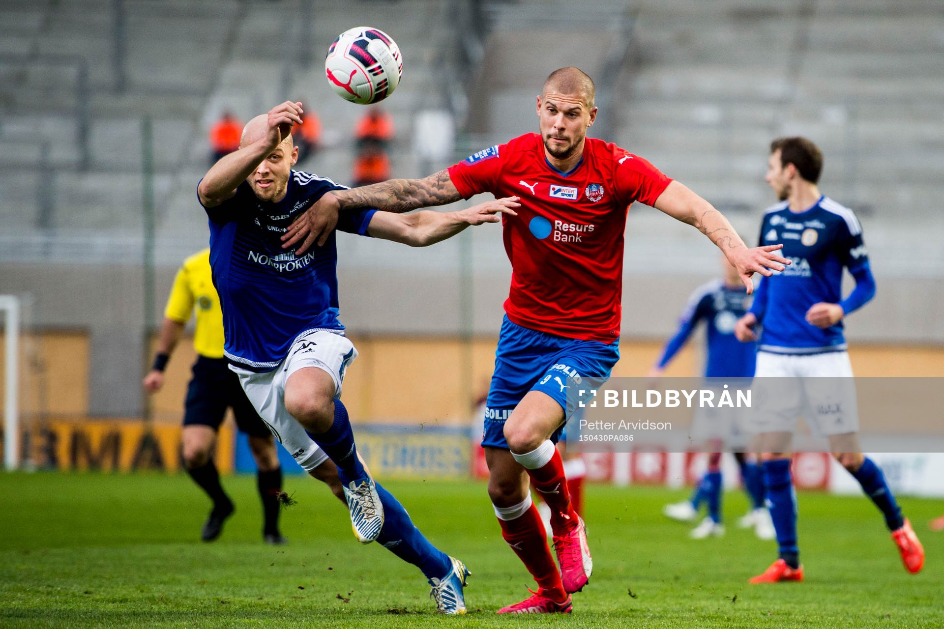 Sundsvalls Stefan Ålander i kamp med Helsingborgs Robin Simovic under fotbollsmatchen i Allsvenskan mellan Helsingborg och GIF Sundsvall den 30 april 2015 i Helsingborg.