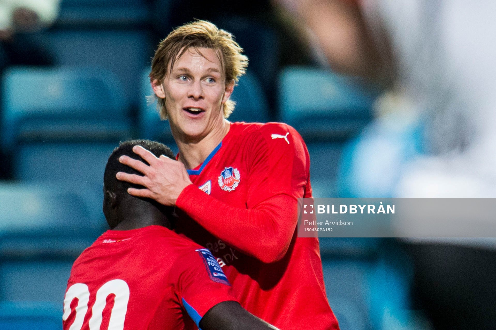 Helsingborgs Emmanuel Boateng kramas om av Emil Krafth