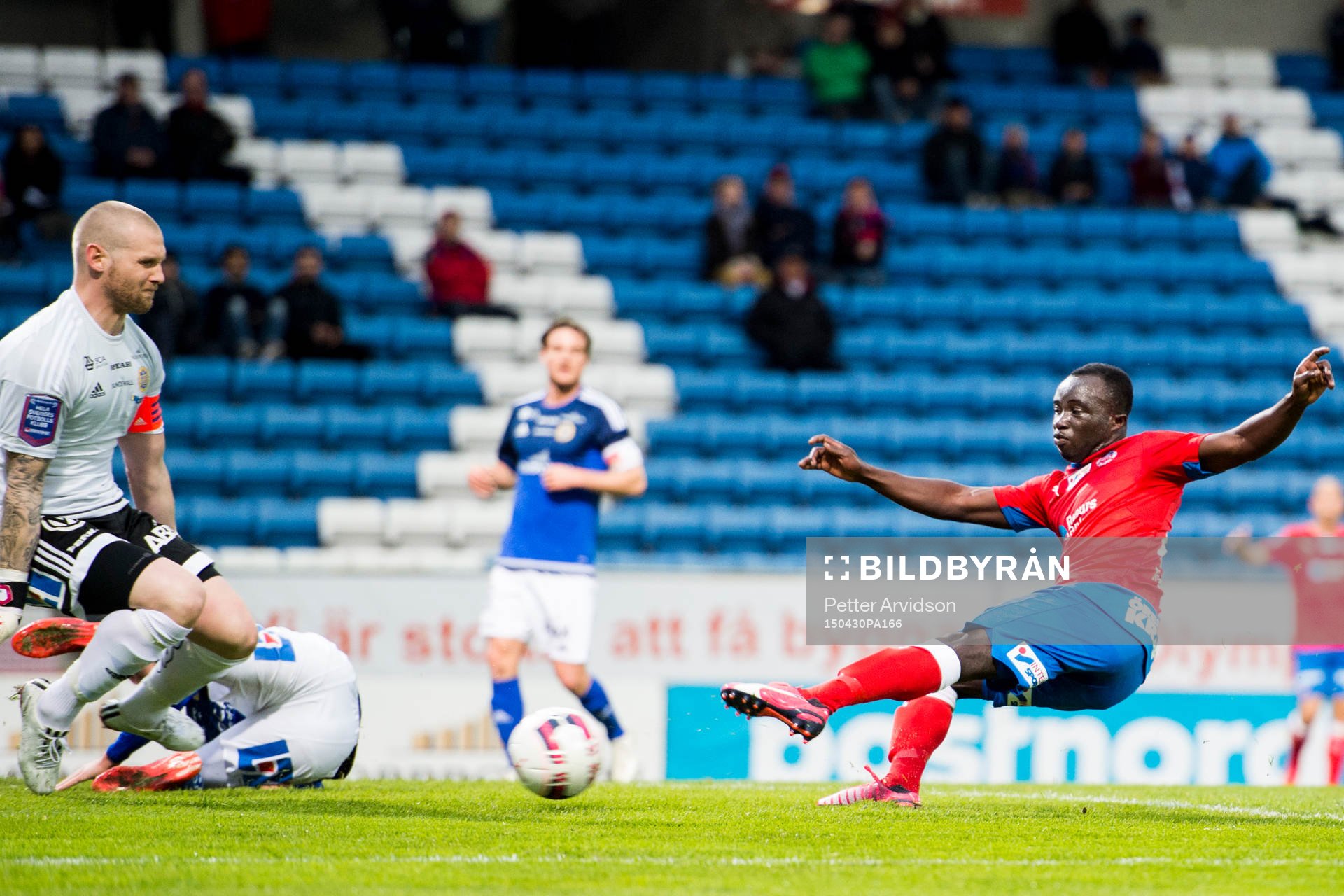 Helsingborgs Emmanuel Boateng med målchans mot Sundsvalls målvakt Tommy Naurin under fotbollsmatchen i Allsvenskan mellan Helsingborg och GIF Sundsvall den 30 april 2015 i Helsingborg.