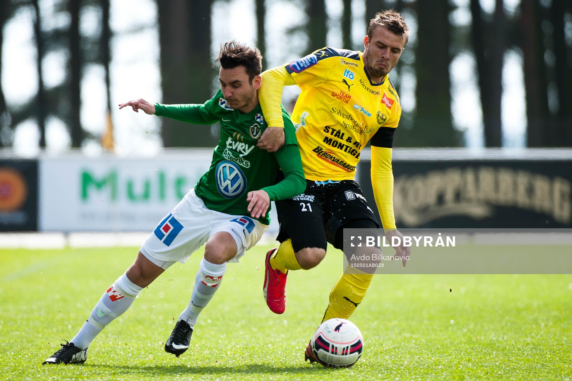 Jönköpings Södras Ronny Sabo och Mjällbys Simon Nilsson