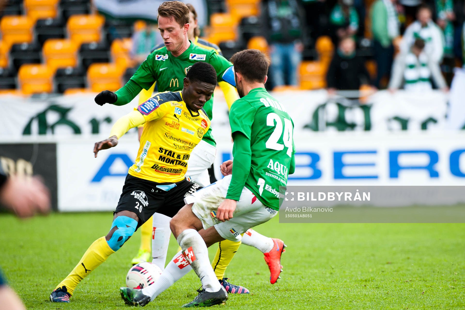 Mjällbys Kwame Bonsu mellan Jönköpings Södras Tommy Thelin och Robert Gojani under fotbollsmatchen i Superettan mellan Mjällby och Jönköping den 1 maj 2015 i Mjällby