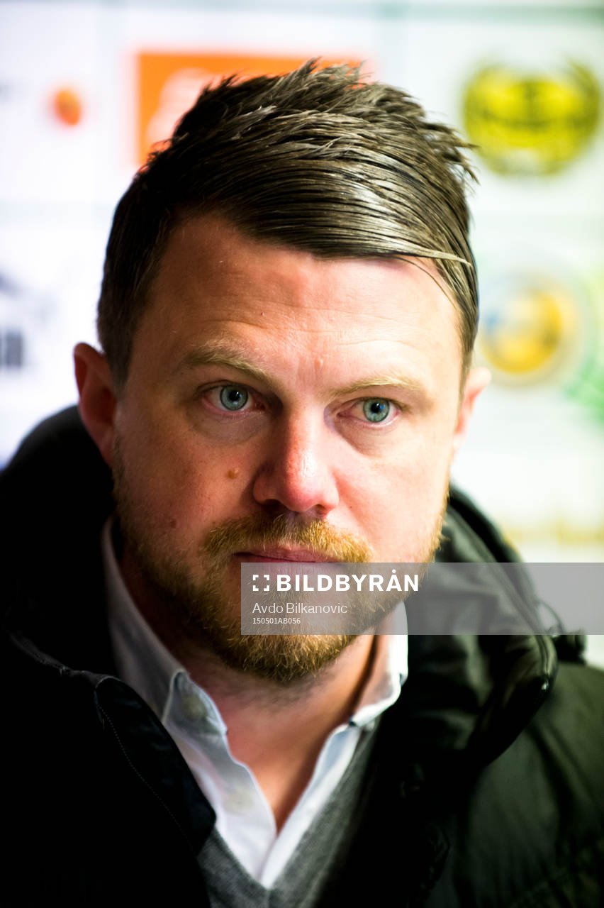 Jönköpings Södras tränare Jimmy Thelin under fotbollsmatchen i Superettan mellan Mjällby och Jönköping den 1 maj 2015 i Mjällby
