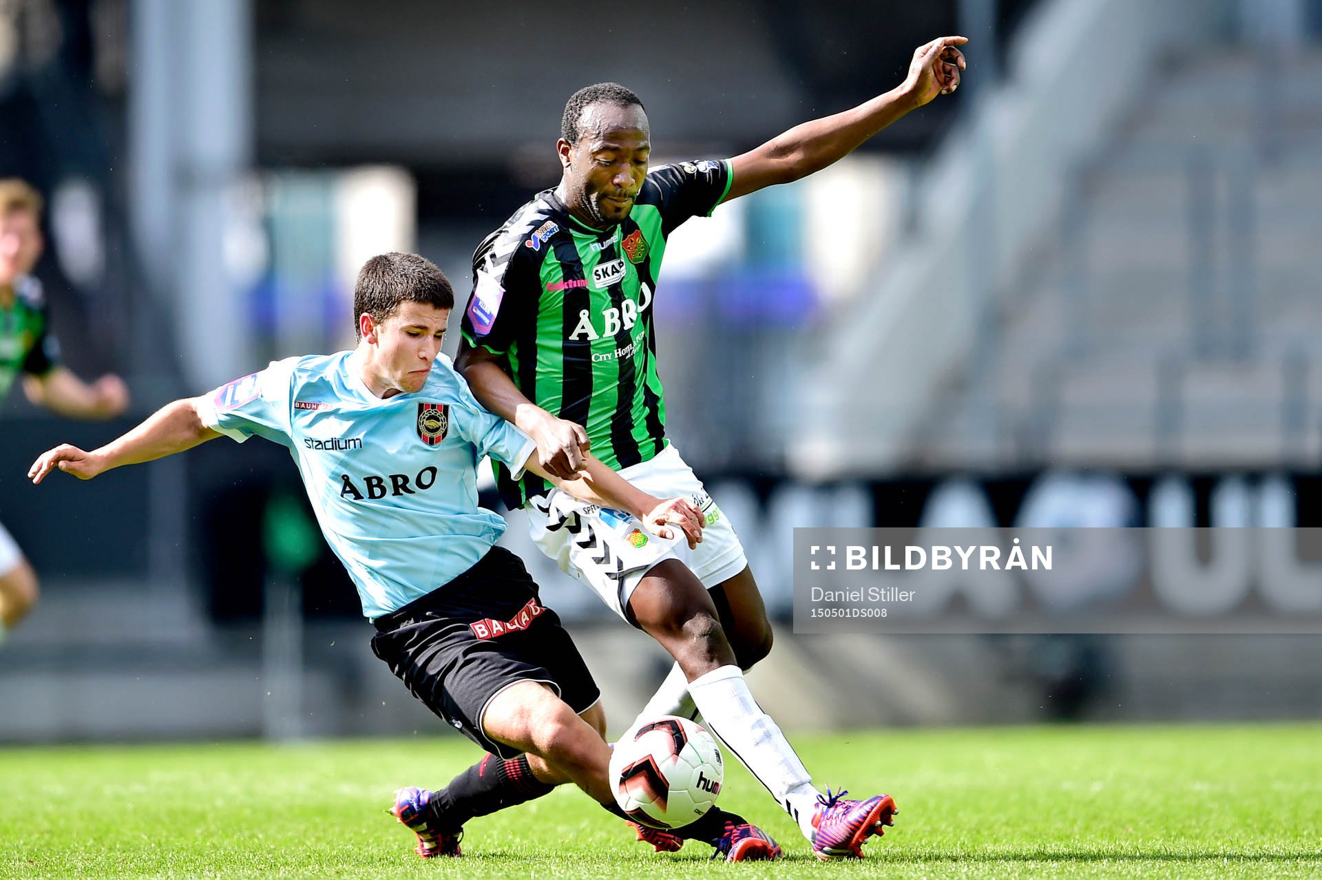 Gais Reuben Ayarna och Brommapojkarnas Love Reuterswärd under fotbollsmatchen i Superettan mellan Gais och Brommapojkarna den 1 maj 2015 i Göteborg.