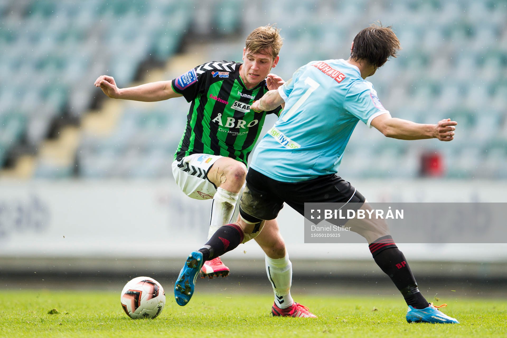 Gais Bragi Bergsson går förbi Brommapojkarnas Gabriel